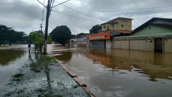 Igarapé São Francisco, próximo à Ponto Sem Nó, transborda e leva transtorno a moradores e comerciantes da região 